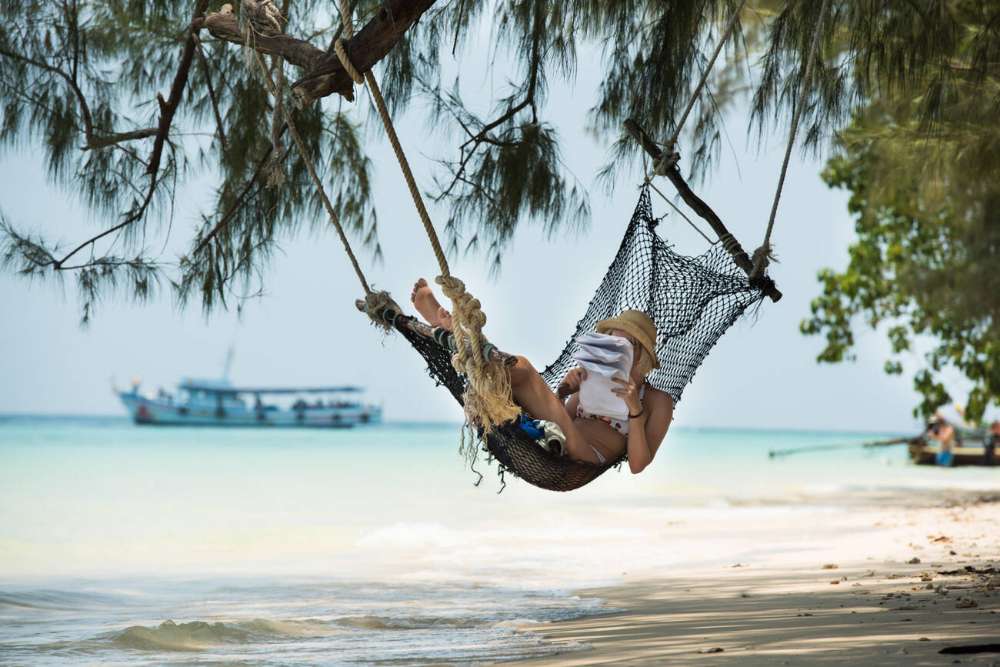 Une touriste se détend dans un hamac sur la plage de l'île de Koh Phi Phi